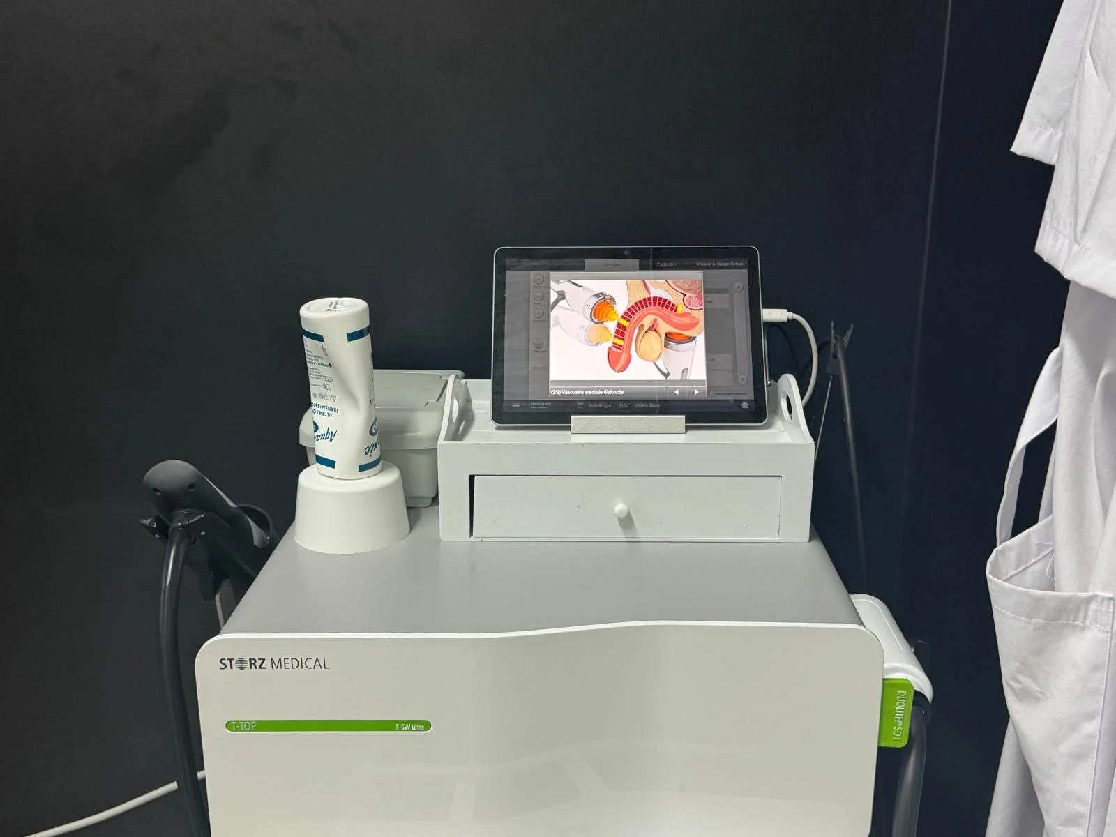 Focused shockwave-apparaat (Storz Medical Duolith F-SW ultra) met scherm dat vasculaire erectiele disfunctie toont